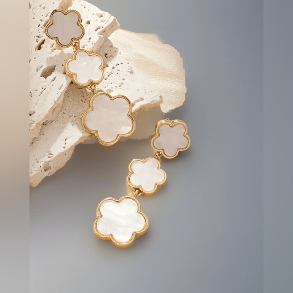 Clover 5 leaf Mother of pearl gold tone earrings.